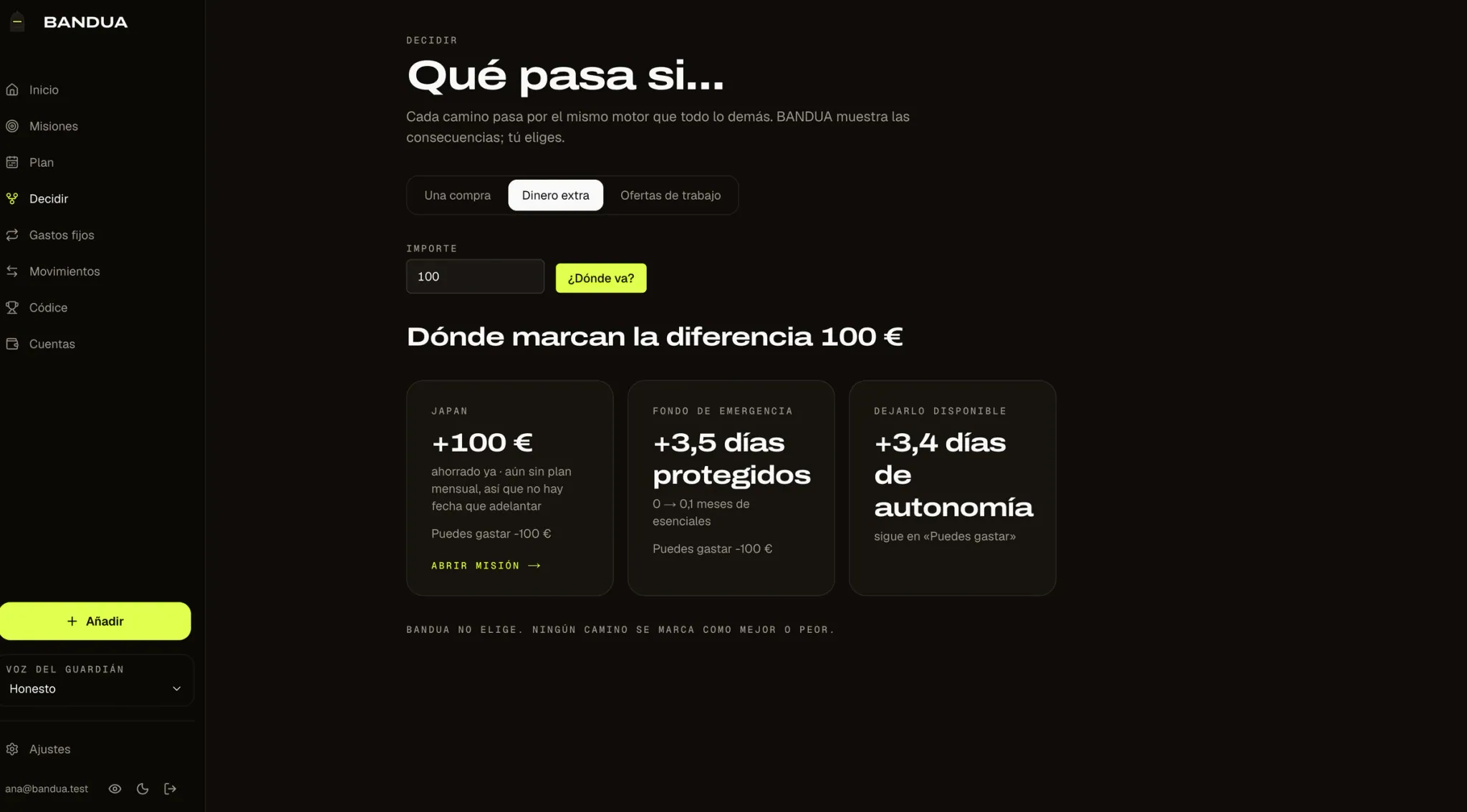 The Decide screen, "Qué pasa si…", comparing where an extra 100 € would make a difference — the Japan mission, the emergency fund (+3,5 days protected) or left available (+3,4 days of autonomy) — with the line "BANDUA doesn't choose".