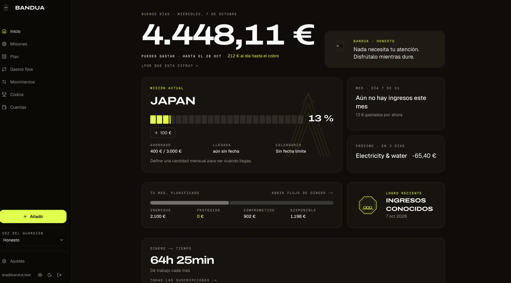 BANDUA's home screen, in Spanish with demo data. A large figure of 4.448,11 € that can be spent until 28 October, 212 € a day; the current mission, Japan, at 13 % with 400 € of 3.000 € saved; the month split into income, protected, committed and available money; and the Guardian saying nothing needs your attention.